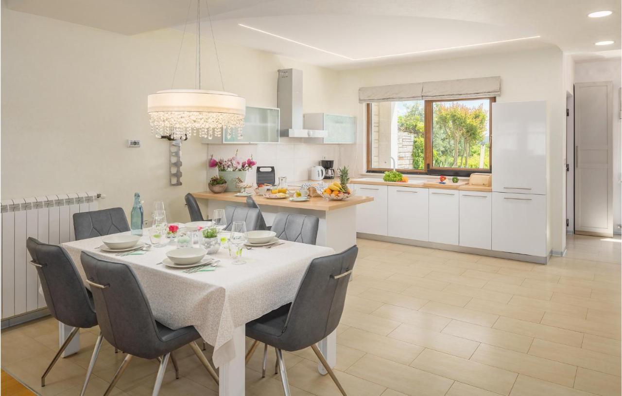 Vakantiehuis Stunning In With 2 Bedrooms, Jacuzzi&wifi Rovinj