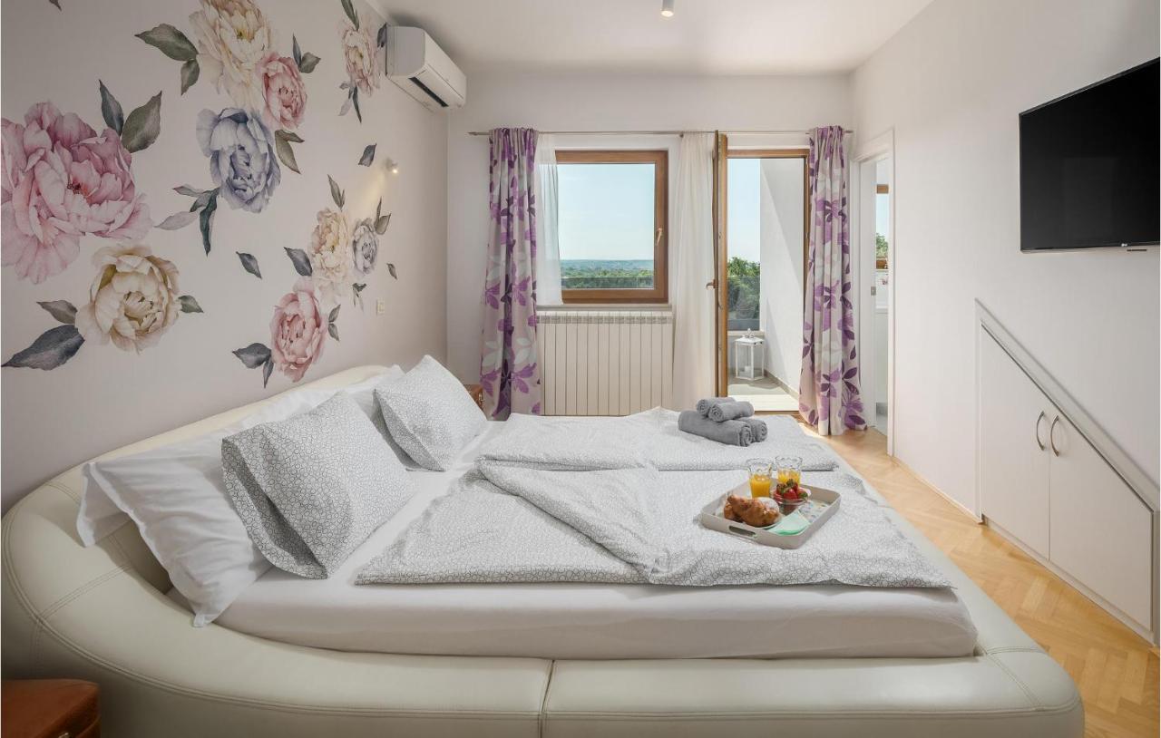 Stunning In With 2 Bedrooms, Jacuzzi&wifi Vakantiehuis