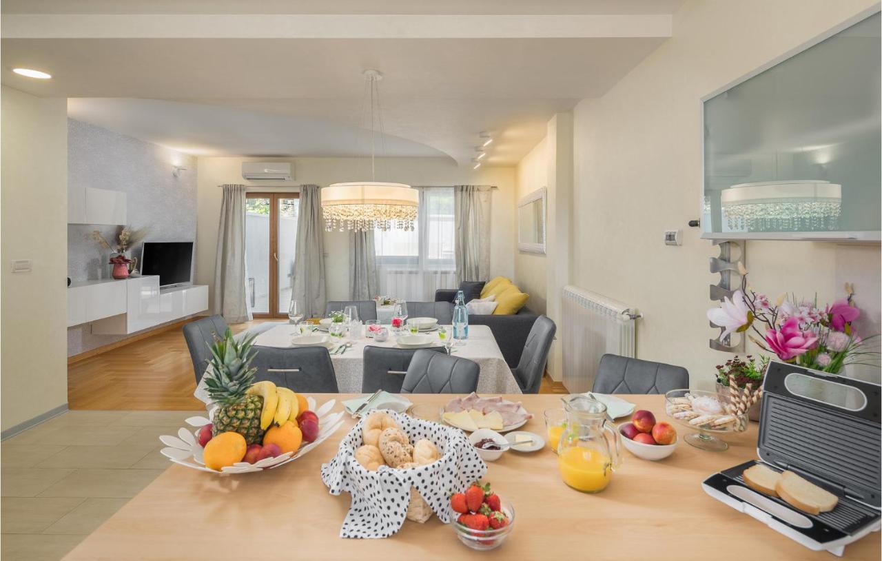 Stunning In With 2 Bedrooms, Jacuzzi&wifi Vakantiehuis *