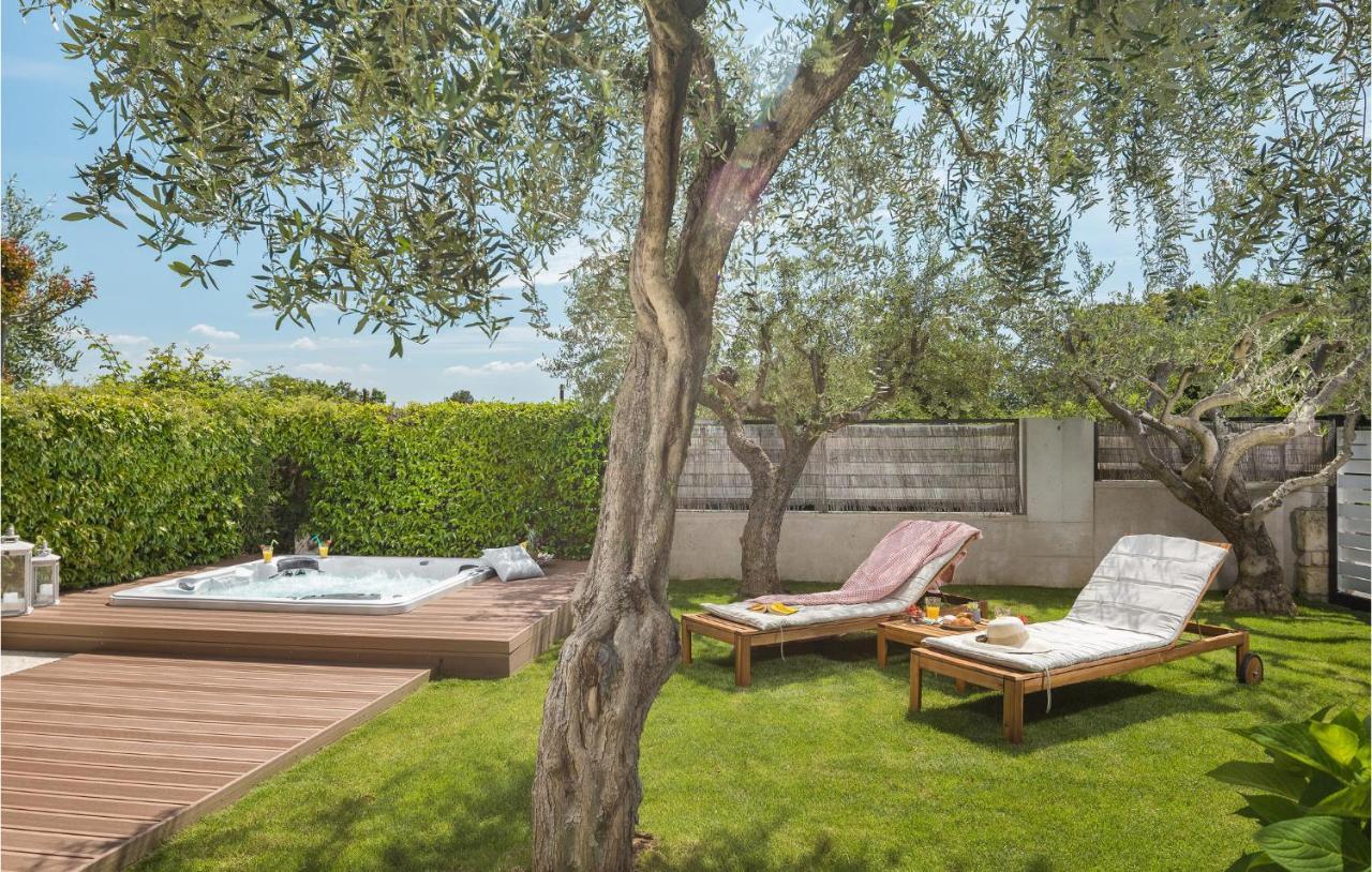 Stunning In With 2 Bedrooms, Jacuzzi&wifi Vakantiehuis *