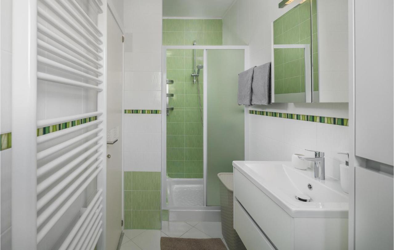 Stunning In With 2 Bedrooms, Jacuzzi&wifi Vakantiehuis *
