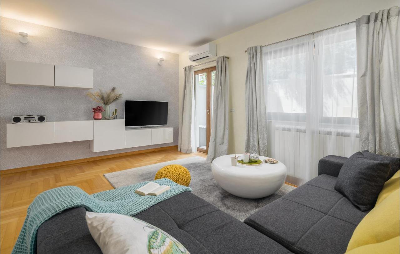 Vakantiehuis Stunning In With 2 Bedrooms, Jacuzzi&wifi Rovinj
