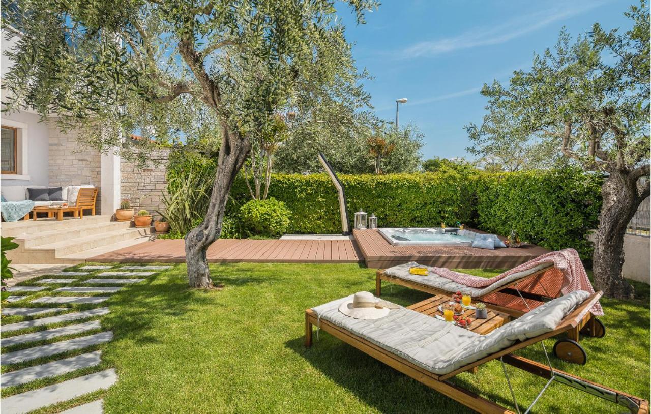 Vakantiehuis Stunning In With 2 Bedrooms, Jacuzzi&wifi *